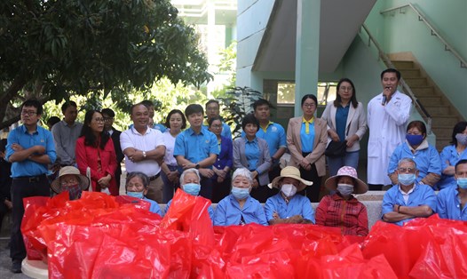Chương trình quà Tết tặng bệnh nhân nghèo Xuân Quý Mão đến với bệnh nhân Bệnh viện Da liễu tỉnh Khánh Hòa. Ảnh: Hữu Long