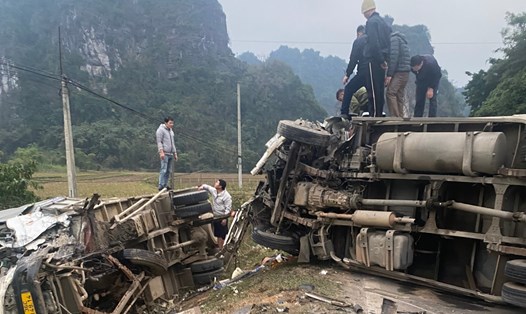 Hiện trường vụ va chạm giữa 2 xe ôtô trên Quốc lộ 6 sáng 17.1. Ảnh: Minh Nguyễn.