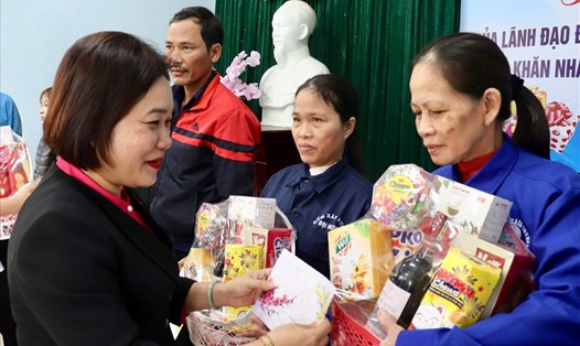 LĐLĐ tỉnh Quảng Nam trao quà Tết cho công nhân, người lao động tại huyện Đại Lộc. Ảnh: Nguyễn Linh