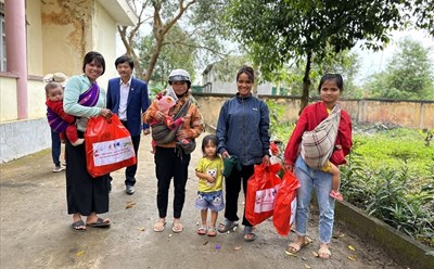 Người nghèo ở xã Vụ Bổn, huyện Krông Pắk nhận quà Tết. Ảnh: Bảo Trung