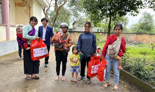 Người nghèo ở xã Vụ Bổn, huyện Krông Pắk nhận quà Tết. Ảnh: Bảo Trung