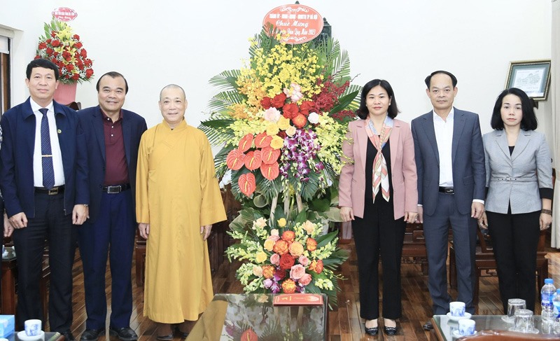 Phó Bí thư Thường trực Thành ủy Nguyễn Thị Tuyến thăm, chúc Tết Giáo hội Phật giáo Việt Nam thành phố Hà Nội. Ảnh: Phạm Đông