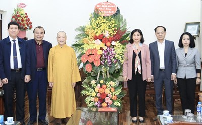 Phó Bí thư Thường trực Thành ủy Nguyễn Thị Tuyến thăm, chúc Tết Giáo hội Phật giáo Việt Nam thành phố Hà Nội. Ảnh: Phạm Đông
