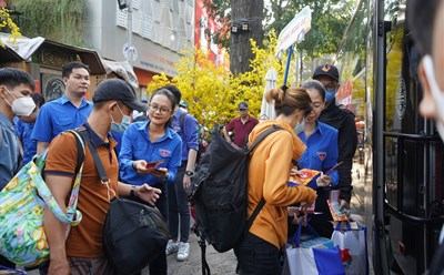 Công nhân lao động về quê đón Tết miễn phí. Ảnh: Phương Ngân