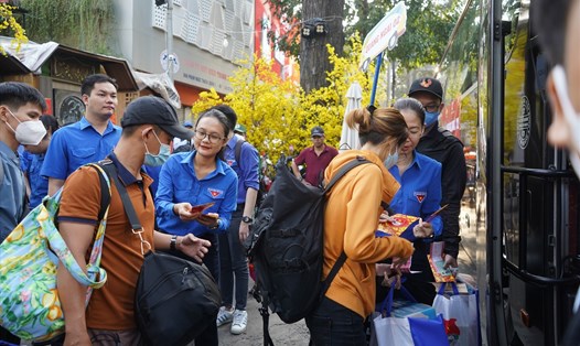 Công nhân lao động về quê đón Tết miễn phí. Ảnh: Phương Ngân