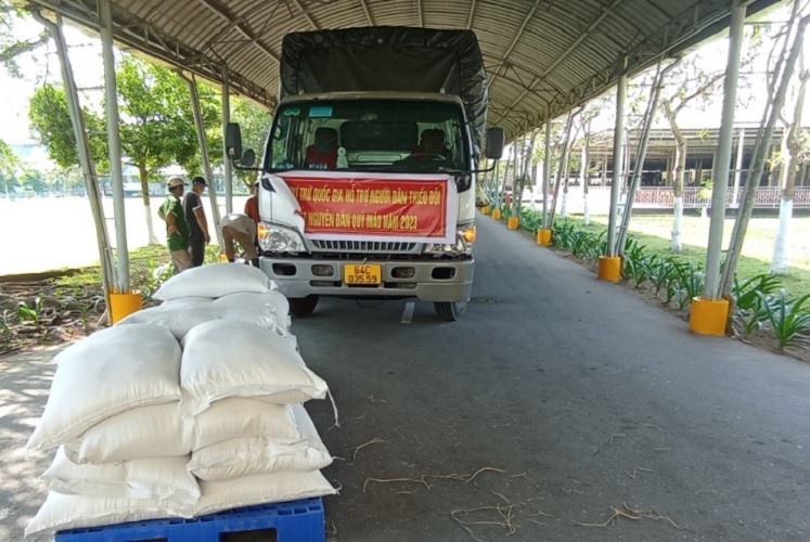 Gạo được chuyển giao đến Công ty TNHH TM&SX Lefaso (huyện Trà Cú, tỉnh Trà Vinh) để cấp phát cho người lao động. Ảnh: Trí Dũng