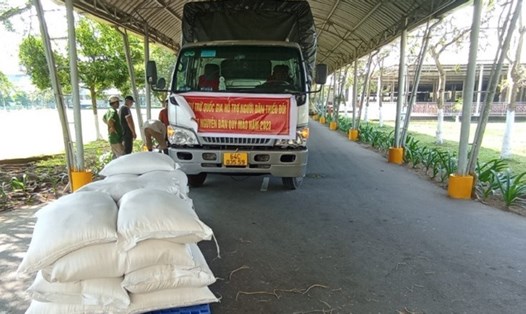 Gạo được chuyển giao đến Công ty TNHH TM&SX Lefaso (huyện Trà Cú, tỉnh Trà Vinh) để cấp phát cho người lao động. Ảnh: Trí Dũng
