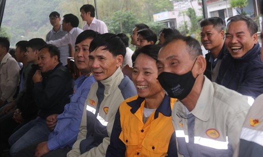 Niềm vui của người lao động khu ga đường sắt Hảo Sơn lần đầu tham dự Chương trình Tết Sum vầy tại khu ga. Ảnh: Phương Linh