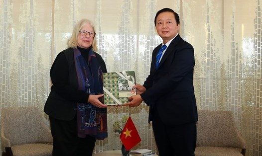 Phó Thủ tướng Trần Hồng Hà và Chủ tịch Hội Hữu nghị Thụy Sĩ - Việt Nam Anjuska Weil. Ảnh: VGP