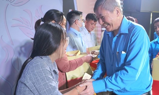 Ông Trần Thanh Hải - Phó Chủ tịch Thường trực Tổng LĐLĐ Việt Nam đã đến thăm, động viên và trao quà Tết cho người lao động có hoàn cảnh khó khăn.