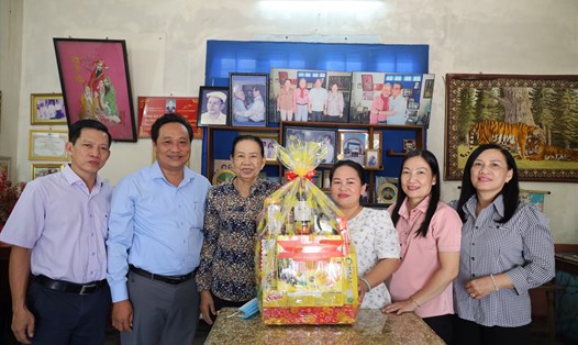 LĐLĐ tỉnh Kiên Giang đã tổ chức thăm, tặng quà các cô chú nguyên là Chủ tịch, Phó Chủ tịch LĐLĐ tỉnh qua các thời kỳ. Ảnh: Mỹ Linh
