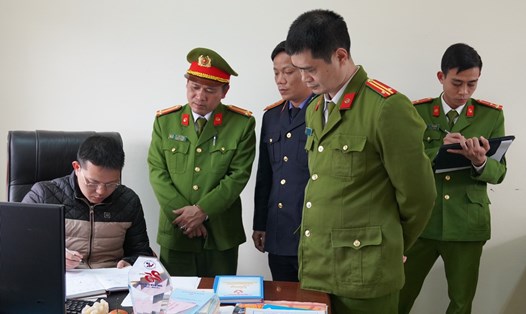Cơ quan chức khám xét nơi làm việc của bị can Trịnh Thành Công, Giám đốc Trung tâm Đăng kiểm xe cơ giới. Ảnh: Công an Hòa Bình.