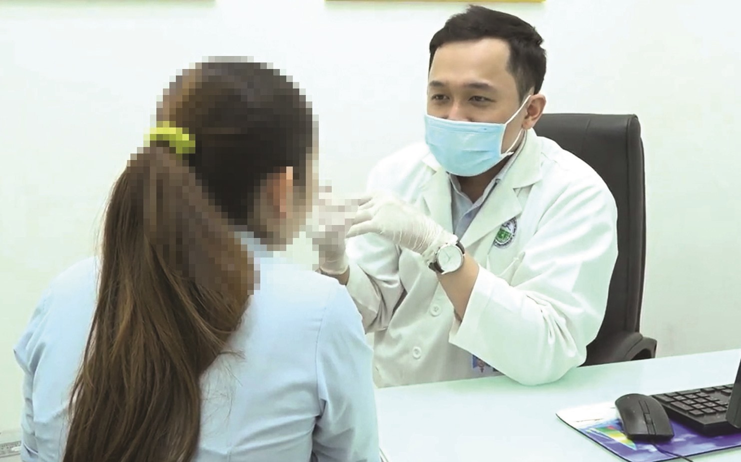 Bác sĩ tư vấn chăm sóc da cho người bệnh. Ảnh: BVCC