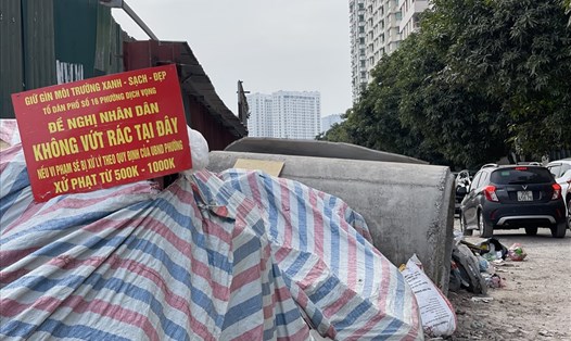 Biển cảnh báo không vứt rác do tổ dân phố số 16 phường Dịnh Vọng (Cầu Giấy, Hà Nội) dựng tại một "điểm đen". Ảnh: Hà Anh