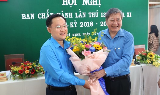 Phó Chủ tịch Thường trực Tổng LĐLĐ Việt Nam Trần Thanh Hải (bên phải ảnh) tặng hoa chúc mừng ông Phùng Thái Quang. Ảnh: Phương Ngân