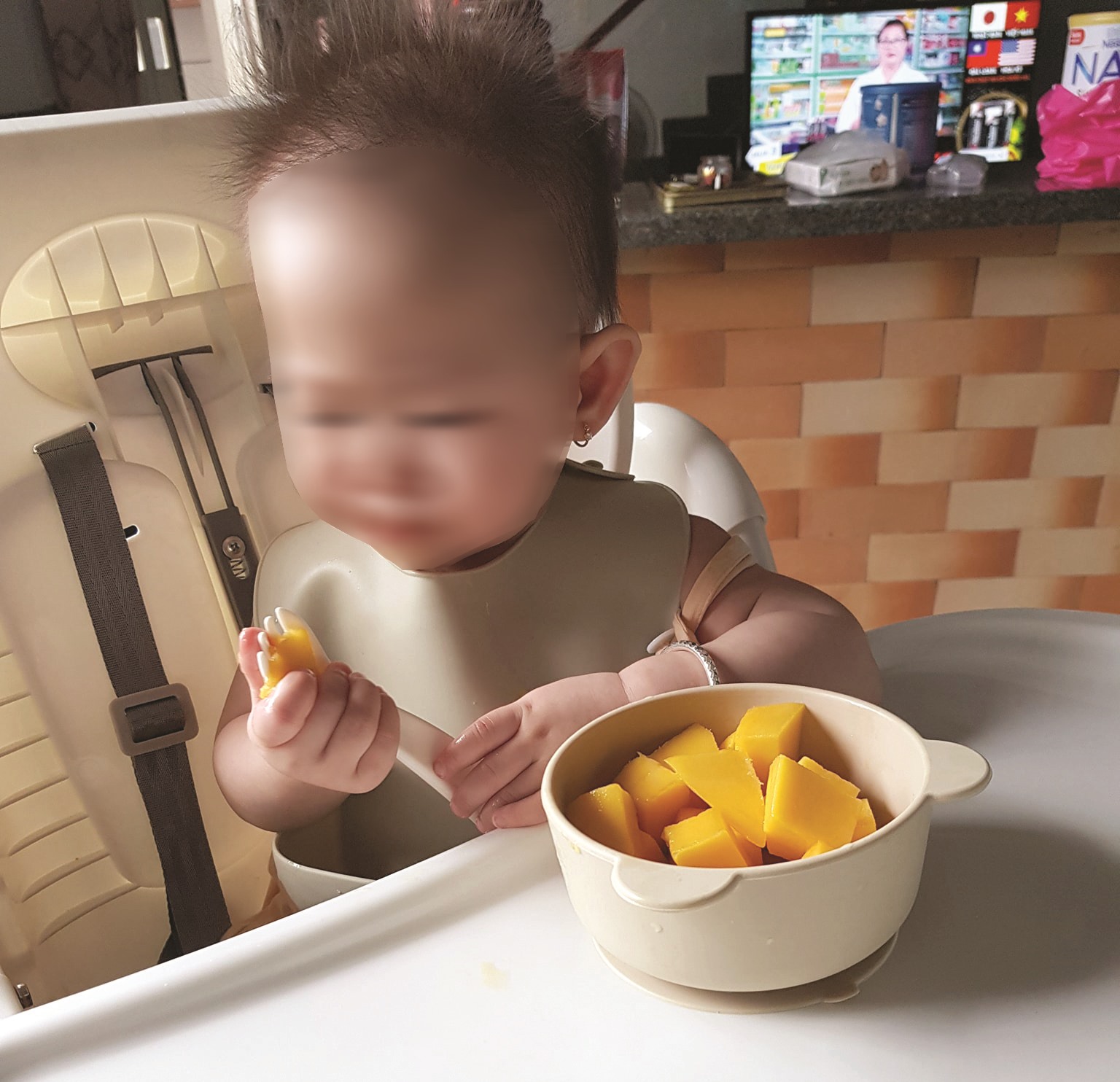 Con chị Phương Dung thường xuyên được ăn trái cây, rau củ. Ảnh: NGUYỄN LY