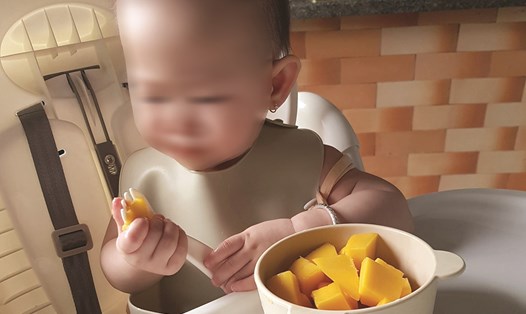 Con chị Phương Dung thường xuyên được ăn trái cây, rau củ. Ảnh: NGUYỄN LY