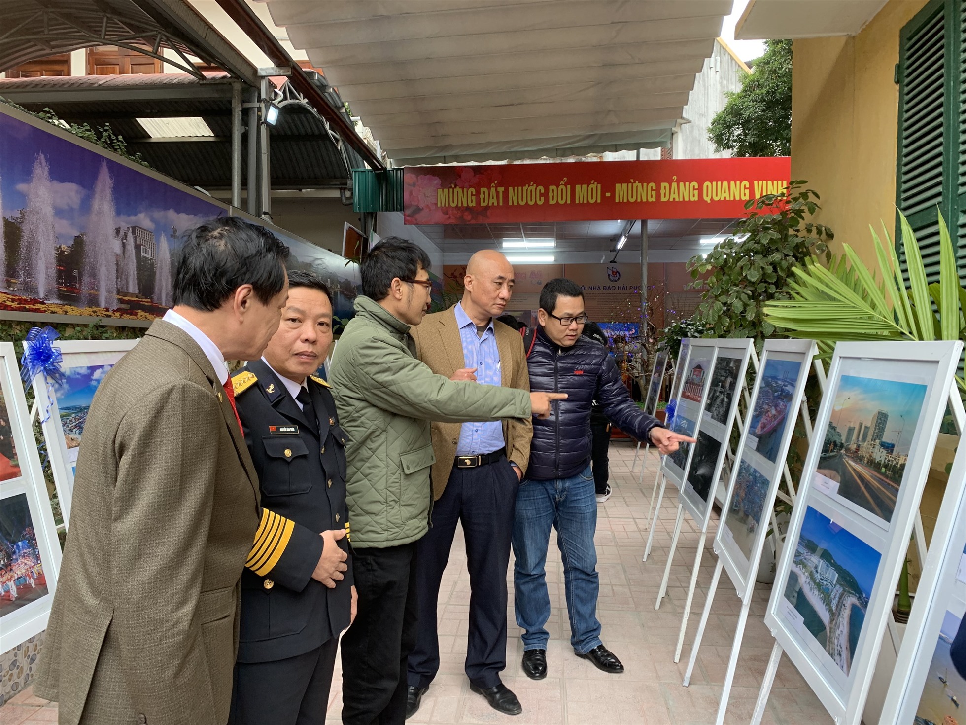 Hội viên nhà báo tham quan Hội báo Xuân Quý Mão 2023. Ảnh: Lương Hà