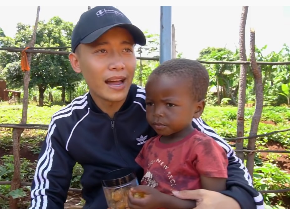 Mẹ Quang Linh Vlogs bật mý nguyên nhân anh quý phái tận châu Phi thực hiện... nông nghiệp
