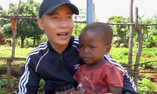 Quang Linh và cậu bé Lôi con tại châu Phi. Ảnh cắt từ clip của Quang Linh.