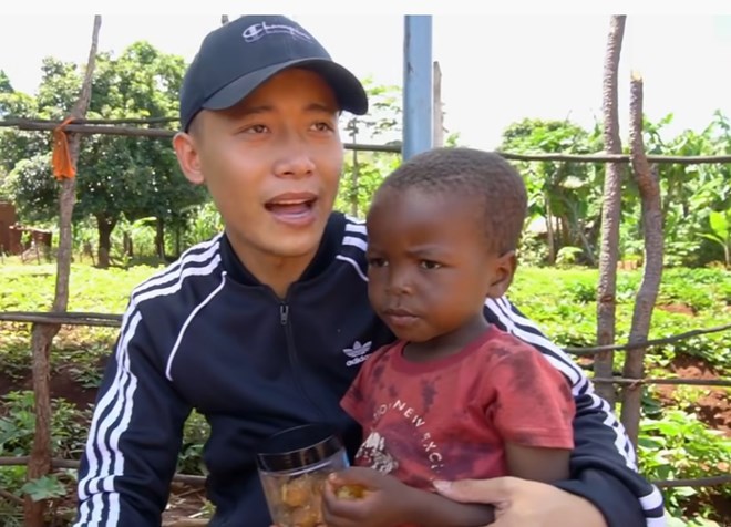 Mẹ Quang Linh Vlogs bật mí lý do anh sang tận châu Phi làm... nông nghiệp