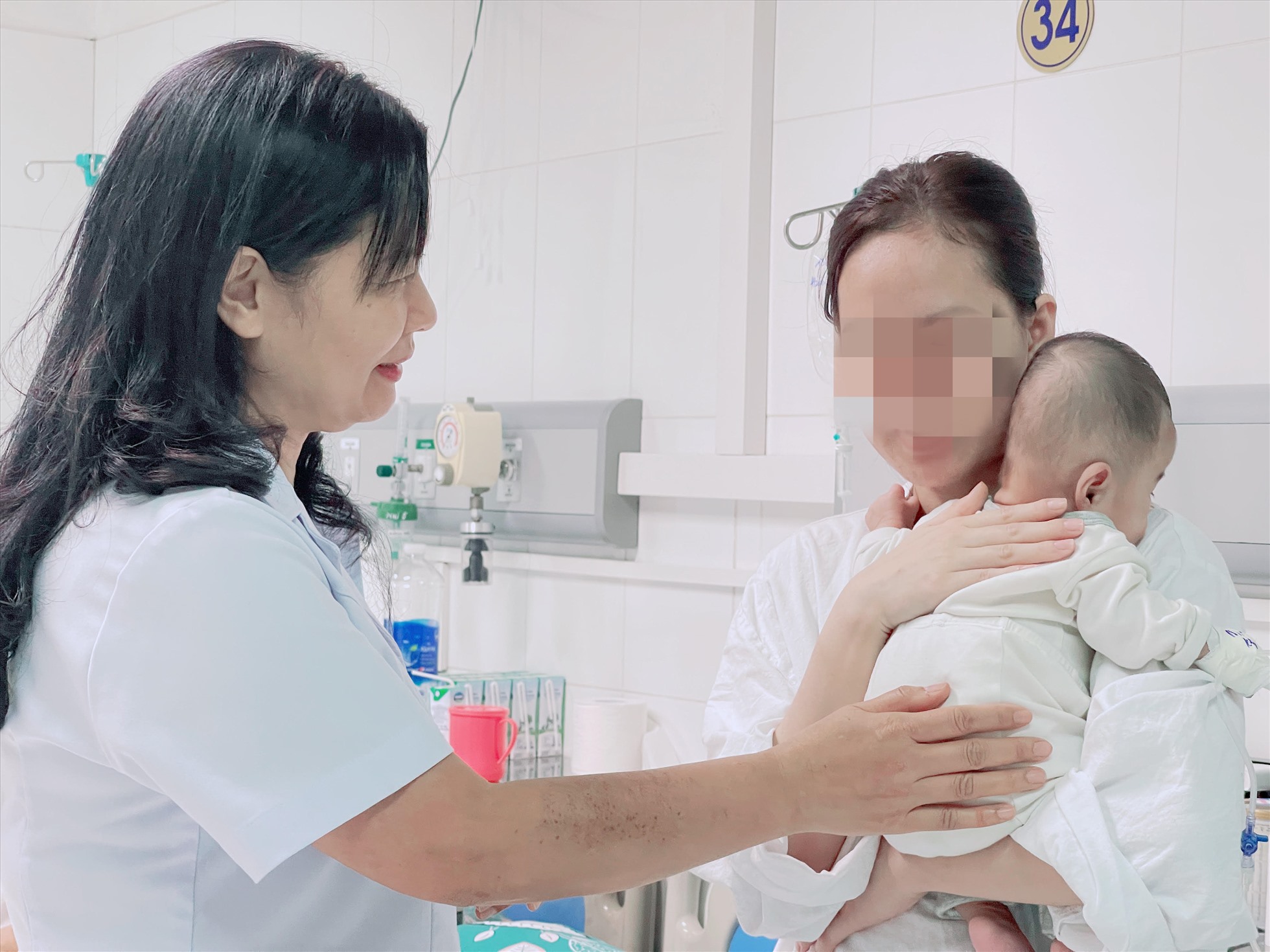 Hội chẩn liên viện, cứu sống bé trai sinh non nặng 800 gam bị thủng ruột