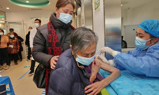 Trung Quốc lo ngại số ca mắc COVID-19 sẽ tăng cao trong kỳ nghỉ Tết Nguyên đán. Ảnh: Xinhua