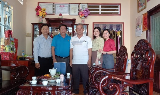 Chủ tịch LĐLĐ tỉnh Sóc Trăng Nguyễn Thanh Sơn (thứ 2 từ trái qua) cùng các thành viên trong đoàn thăm, chúc Tết đồng chí Nguyễn Thanh Hà - nguyên Chủ tịch LĐLĐ tỉnh Sóc Trăng.