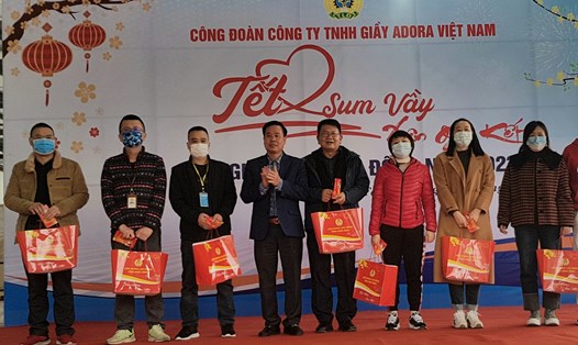 Đại diện lãnh đạo LĐLĐ tỉnh Ninh Bình tặng quà cho những lao động là người nước ngoài ở lại Việt Nam đón Tết Nguyên đán Quý Mão 2023. Ảnh: Diệu Anh
