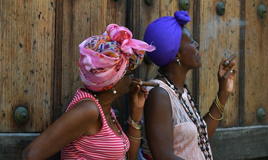Phụ nữ ở Old Havana hút xì gà rất điệu nghệ.