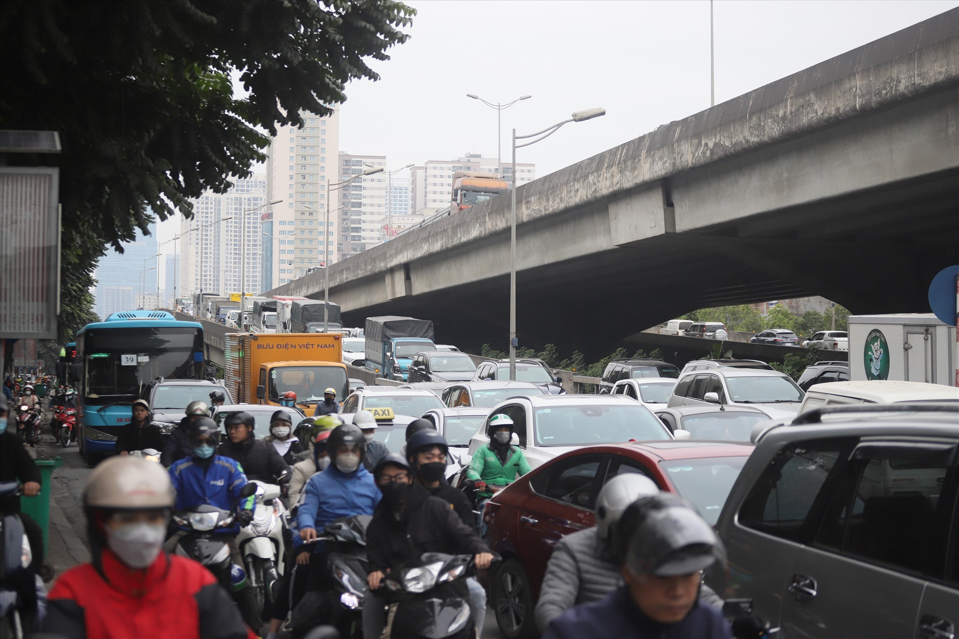Nhiều tuyến đường dẫn ra ngoài Thủ đô Hà Nội xuất hiện tình trạng ùn tắc, phương tiện lưu thông rất khó khăn. Ảnh: Phạm Đông