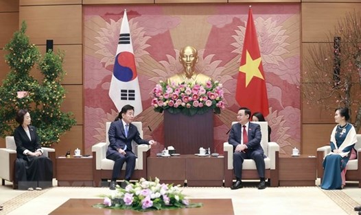 Chủ tịch Quốc hội Vương Đình Huệ và Chủ tịch Quốc hội Kim Jin-pyo. Ảnh: TTXVN