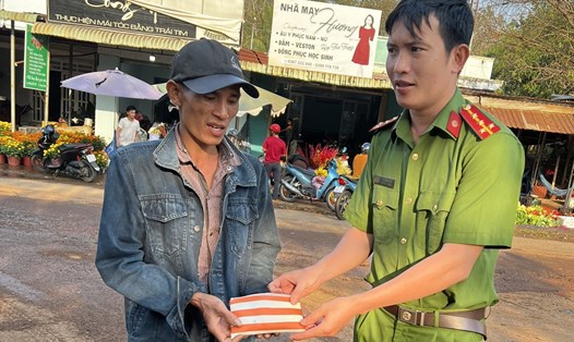Anh Nguyễn Văn Hùng nhặt được ví tiền đem giao nộp cho công an để tìm người đánh rơi. Ảnh: Cơ quan chức năng cung cấp