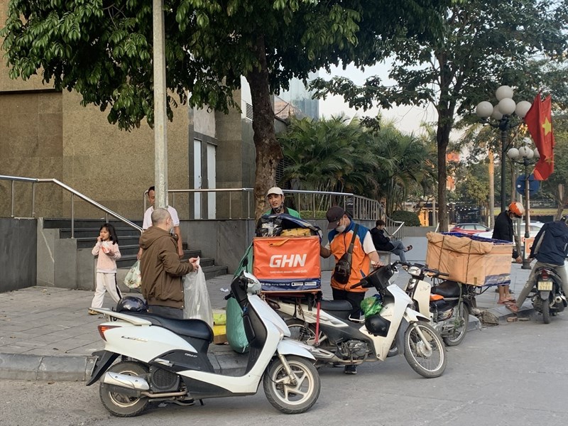 Shipper mỏi tay giao hàng dịp cận Tết Nguyên đán Quý Mão