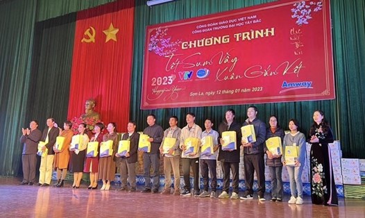Công đoàn Giáo dục Việt Nam tặng quà các nhà giáo, người lao động. Ảnh: Việt Hà.