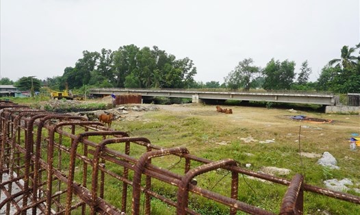 Công trường đoạn Vành đai 2 TPHCM từ đường Phạm Văn Đồng đến nút giao Gò Dưa dừng thi công 3 năm qua, thành nơi chăn bò. Ảnh: Minh Quân