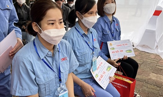 Công nhân các Khu công nghiệp - chế xuất Hà Nội nhận vé xe miễn phí về quê đón Tết tại Chương trình Tết Sum vầy - Xuân gắn kết năm 2023. Ảnh: Linh Nguyên