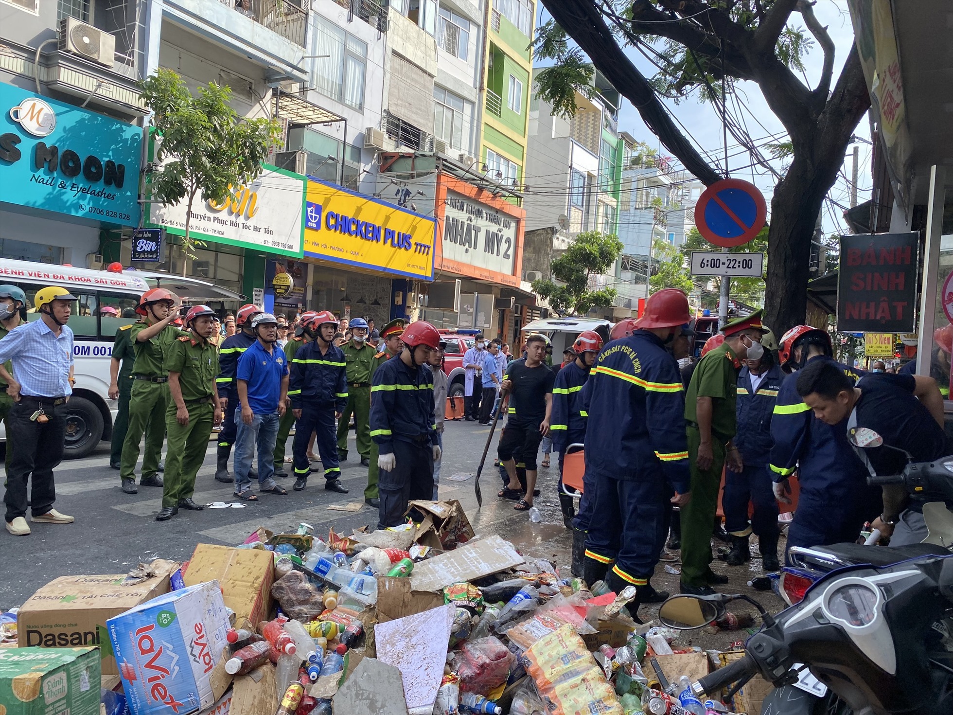 Sập cửa hàng tiện lợi ở TPHCM, nghi có người mắc kẹt bên trong