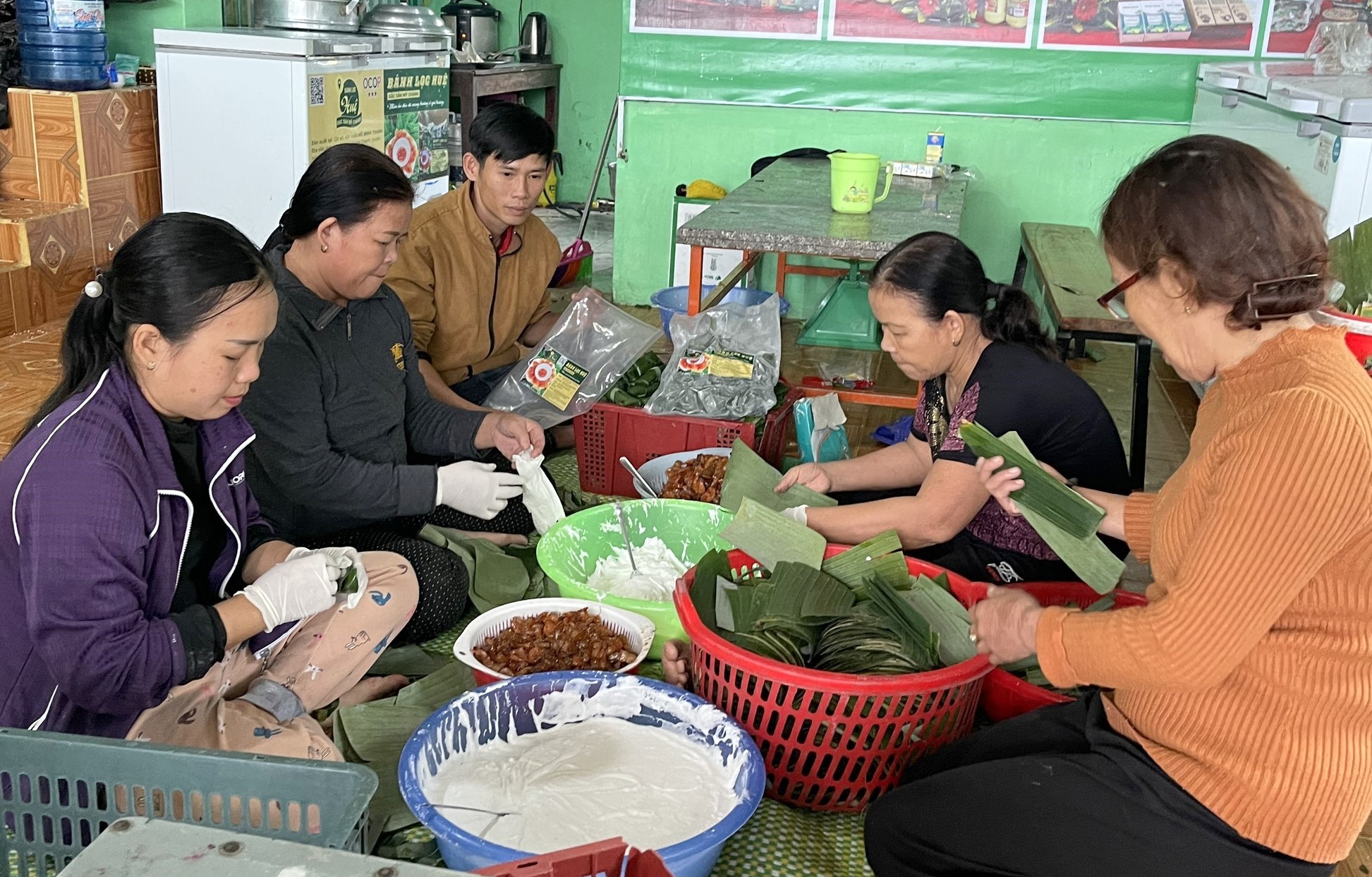 Làm bánh lọc ở cơ sở của anh Thạnh. Ảnh: Hưng Thơ.