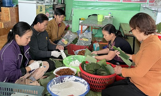 Làm bánh lọc ở cơ sở của anh Thạnh. Ảnh: Hưng Thơ.