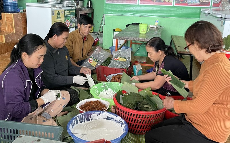 Làm bánh lọc ở cơ sở của anh Thạnh. Ảnh: Hưng Thơ.