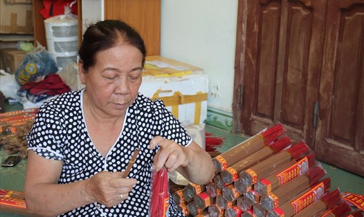 Làng nghề làm hương ở Quảng Nam tất bật ngày tết. Ảnh: Nguyễn Linh