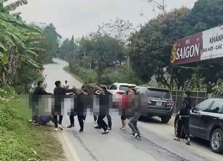 Hình ảnh nhóm thanh niên lao vào nhà đánh người dân bị thương. Ảnh: Cắt từ clip.