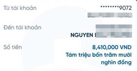 Người lao động được chuyển khoản tiền lương bị nợ dịp sát Tết. Ảnh: NVCC