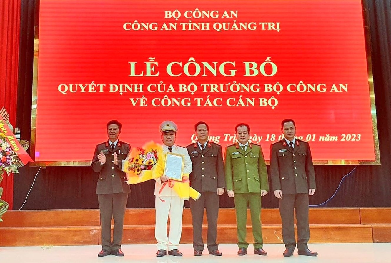 Thượng tá Nguyễn Viết Ánh nhận hoa và quyết định bổ nhiệm chức vụ Phó Giám đốc Công an tỉnh Quảng Trị. Ảnh: Công an Quảng Trị.