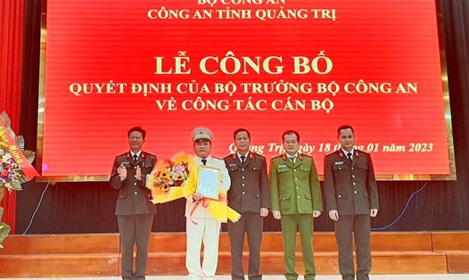 Thượng tá Nguyễn Viết Ánh nhận hoa và quyết định bổ nhiệm chức vụ Phó Giám đốc Công an tỉnh Quảng Trị. Ảnh: Công an Quảng Trị.