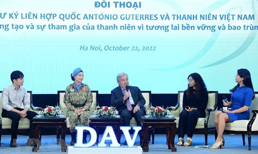Tổng Thư ký Liên Hợp Quốc António Guterres nói chuyện với đại diện thanh niên, sinh viên Việt Nam nhân chuyến thăm Việt Nam ngày 22.10.2022. Ảnh: TTXVN