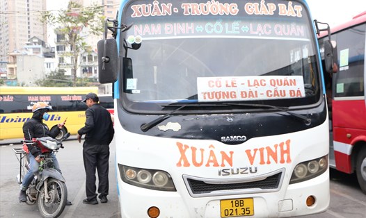 Chờ cả tiếng đồng hồ nhưng xe khách về Nam Định này vẫn chưa đón nổi được một hành khách. Ảnh: Phạm Đông