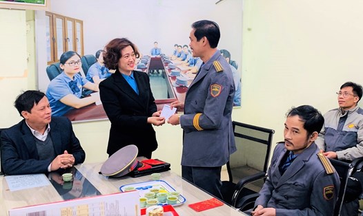 Bà Dương Thị Mơ - Phó Chủ tịch Công đoàn ĐSVN trao quà cho tổ tàu đầu tiên lên ban làm việc đón Giao thừa xuân Quý Mão 2023. Ảnh: Quang Đại