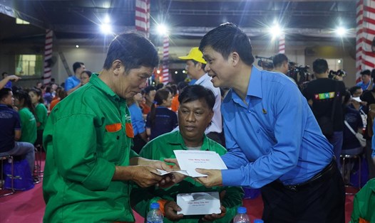 Phó Chủ tịch Tổng LĐLĐ Việt Nam Ngọ Duy Hiểu trao lì xì cho người lao động. Ảnh: Phương Ngân